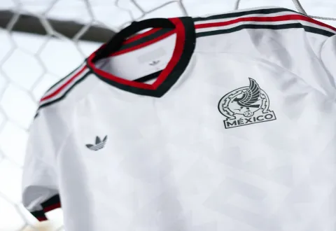Adidas presenta el nuevo jersey de visita de la Selección de México.