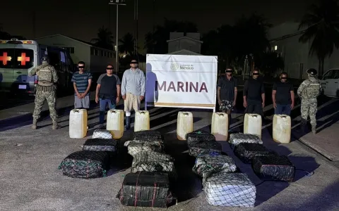 En operación marítima, Semar asegura embarcación con cocaína en Michoacán.