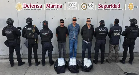 Detienen a tres personas y aseguran 50 kilos de metanfetamina en la Ciudad de México.