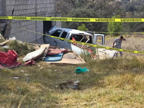 Mujer muere tras choque de camioneta contra vivienda en la Apizaco–Calpulalpan.