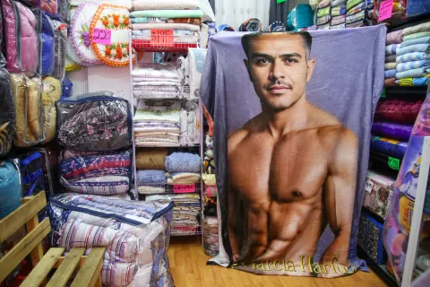 Llegan a Chiautempan cobijas con la imagen de García Harfuch.