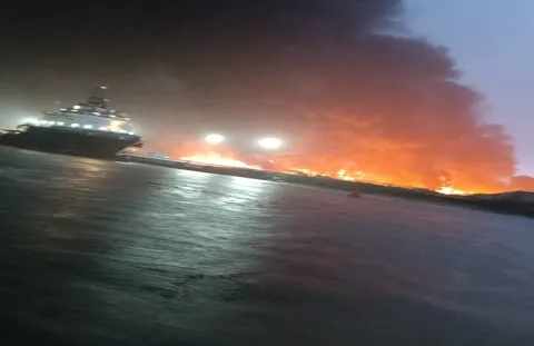 Se registra incendio en las inmediaciones de la Refinería Olmeca en Paraíso, Tabasco.
