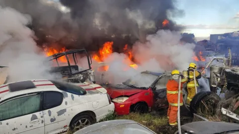 Un total de 59 vehículos siniestrados dejó incendio en Cuautlancingo.