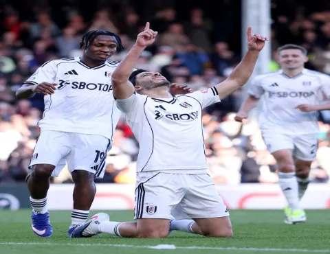 Raúl Jiménez marca en la victoria del Fulham sobre el Burnley.