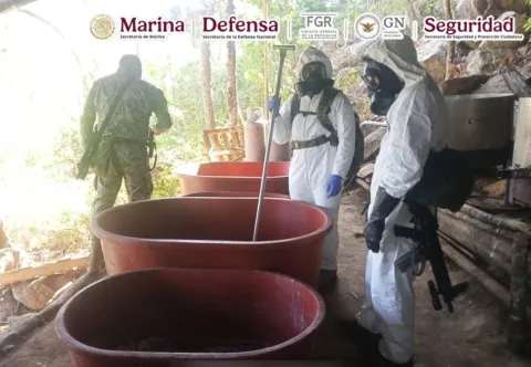 Marina, SSPC y FGR desmantelan un laboratorio clandestino y aseguran 300 kilos de metanfetamina en Guerrero.