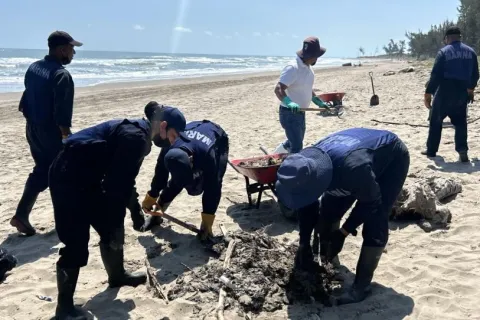 Marina activa contingencia por derrame de hidrocarburo en Veracruz.