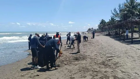 Derrame de hidrocarburo ya llegó a playas de Tamaulipas.