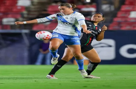 Pese a tener una jugadora de más, Puebla cae ante San Luis.