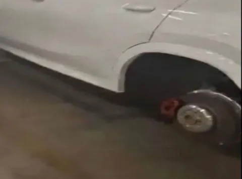 Lo dejan a pie, le roban las cuatro llantas a una BMW en Sonata.