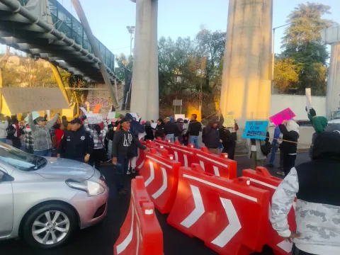 Manifestantes mantienen bloqueada la autopista México-Cuernavaca.