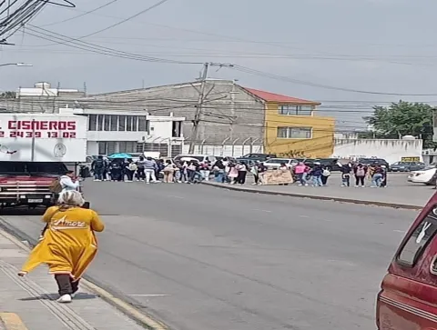 Se manifiestan estudiantes y docentes de la UPN cerrando la 121 Poniente en Puebla.