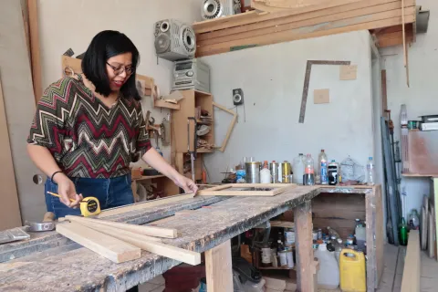 Ana Rosa Díaz impulsa la carpintería como espacio creativo y de aprendizaje en Tlaxcala.