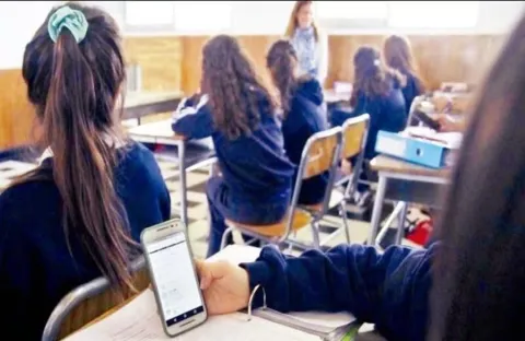 El estado de Morelos regula uso del celular durante clases.