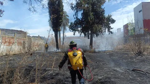 Reportan quema de pastizales en Xilotzingo, en la ciudad de Puebla.