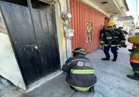 Bomberos atiende fuga de gas en La Loma, en la ciudad de Puebla.