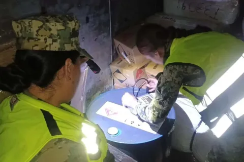 La Marina decomisa 314 litros de precursores químicos en Sinaloa.