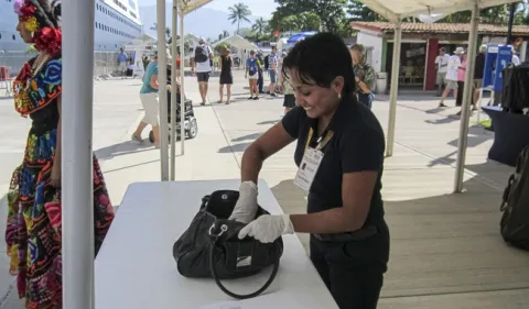 Refuerzan inspección en 97 puntos de ingreso al país durante periodo vacacional.