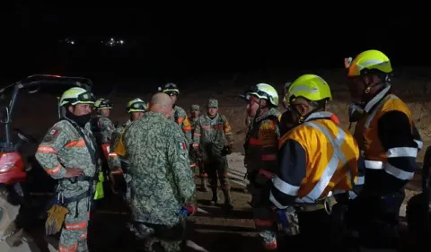 Con trabajos ininterrumpidos avanzan en la búsqueda de los mineros atrapados en Sinaloa.
