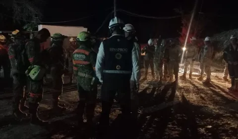 Más de 300 elementos realizan labores de rescate de cuatro mineros en Sinaloa.