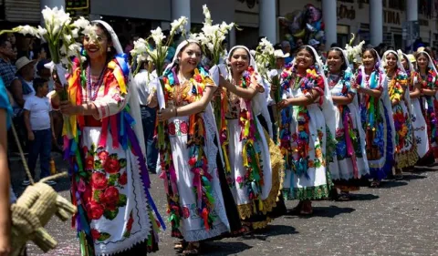 Arranca el Tianguis Artesanal de Domingo de Ramos en Uruapan, el más grande de Latinoamérica.