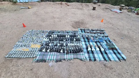 Se reporta aseguramiento de armas de fuego y droga en el país.