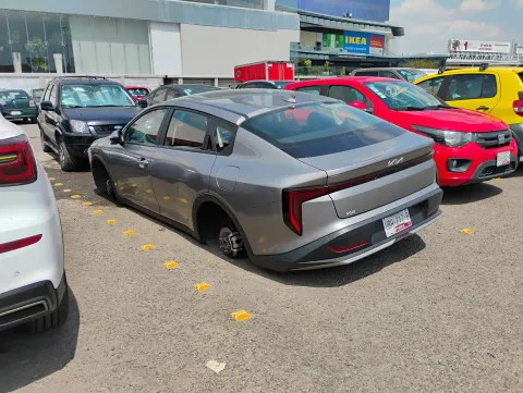 Fue de compras al Home Depot Angelópolis y le bajan las cuatro llantas.
