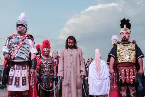 Cerca de 10 mil personas asisten a la Pasión de Cristo en Romero Vargas.