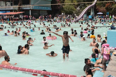 Familias poblanas disfrutan del Sábado de Gloria en balnearios.