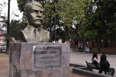 Bustos del Paseo Bravo en Puebla ya cuentan con sus placas.