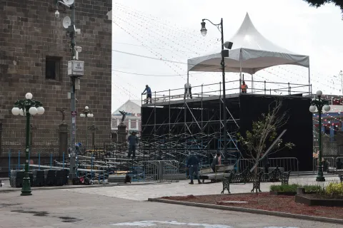 Instalan escenario de la Copa de Tiro con Arco en el Zócalo de Puebla.