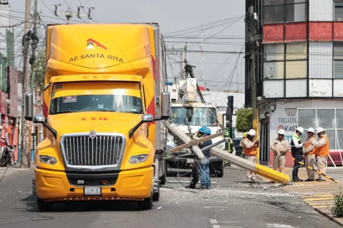 Tráiler arrasa con cables y poste en Avenida Reforma en la ciudad de Puebla.
