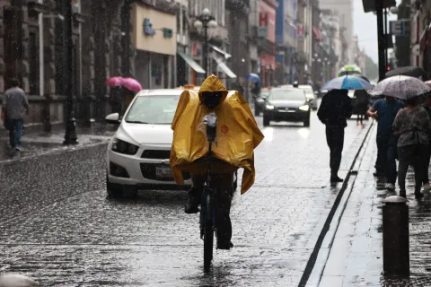 Tremendo aguacerazo que se soltó este lunes 13 en la ciudad de Puebla.