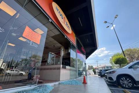 Camioneta impacta taquería en Puebla, ubicada en Camino Real.