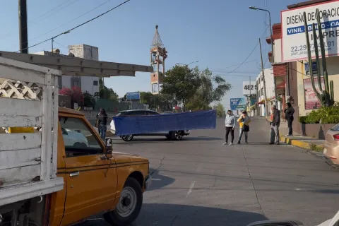 Ciudadanos cierran la Esteban de Antuñano en Puebla, solicitan agua.