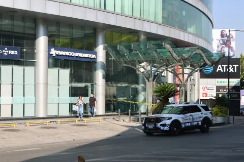 Fuerte movilización en instalaciones del Banco INBURSA.