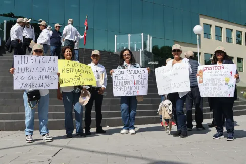 Jubilados de CFE en Puebla se manifiestan contra reforma al 127.
