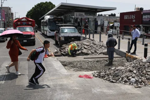 Realizan obras en carril confinado de la Línea 3, en la China Poblana.