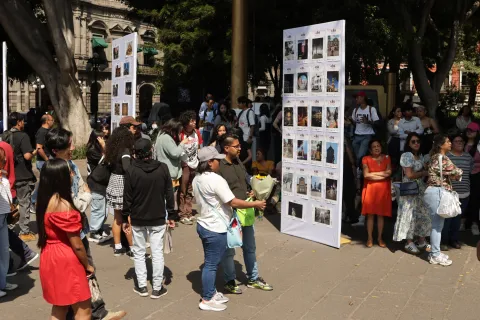 Realizan en el zócalo la Exposición La Mirada Joven de Puebla.