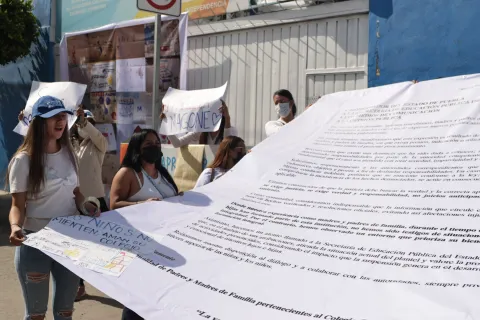 Se manifiestan padres de familia en apoyo al Colegio Carrusel Magone.