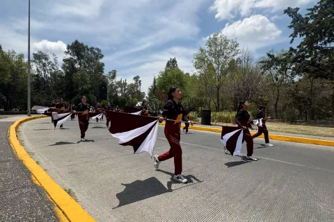 Estudiantes de la Secundaria Técnica 1 se preparan para el desfile en Puebla.