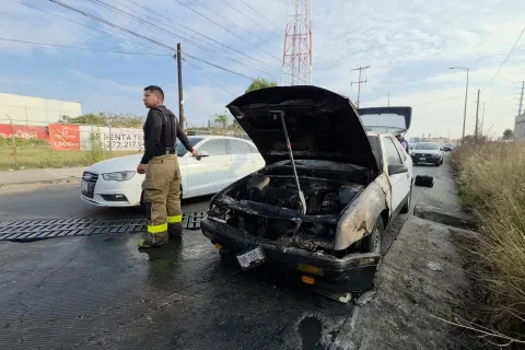 Se incendia auto en el Periférico Ecológico y la Recta a Cholula.