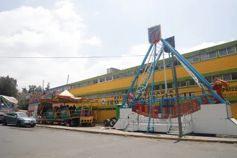 Realizan instalación de juegos mecánicos en la zona de El Calvario.