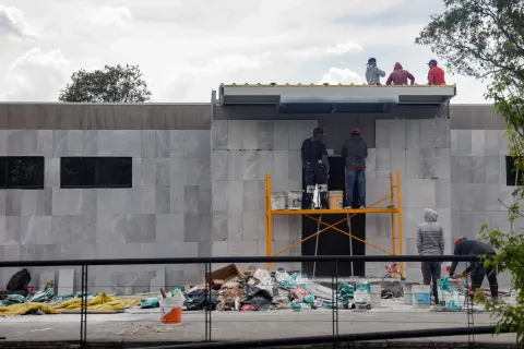 Avanza a buen ritmo construcción de nuevos baños en la zona de Los Fuertes.