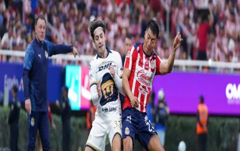 Chivas rescata el empate en el último segundo contra Pumas.