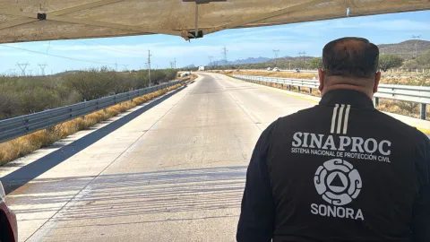 Pipa que transportaba amoniaco vuelca en la autopista Guaymas-Hermosillo.