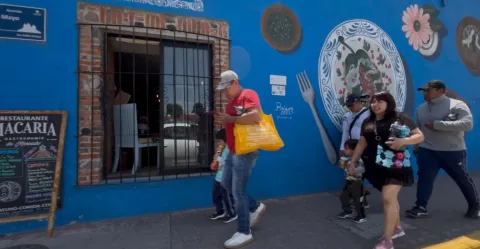 Bañistas disfrutan de balnearios en San Andrés Cholula.