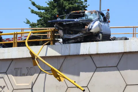 Aparatoso accidente en Apetatitlán deja dos heridos.