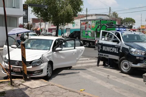 Choca patrulla de Cuetzalan con auto particular en la ciudad de Puebla.