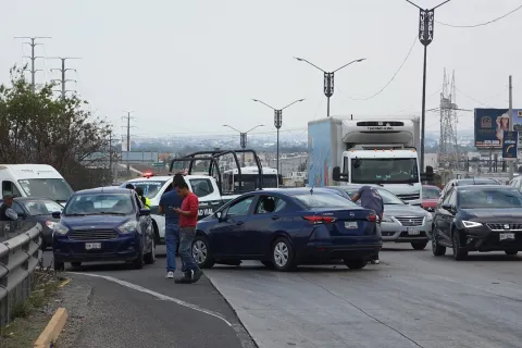 Se registra carambola de tres autos en el Periférico Ecológico.