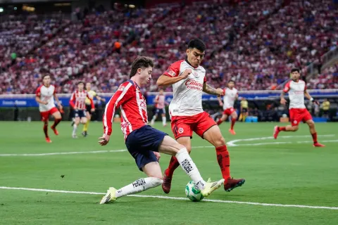 VIDEO Chivas dejó escapar el liderato general al empatar con Xolos.